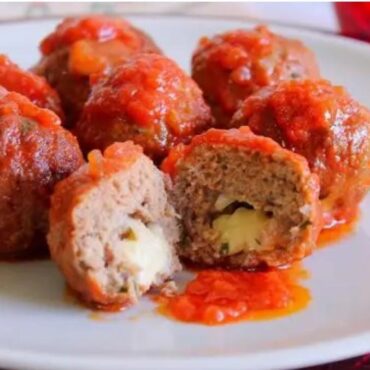 Polpette al sugo con cuore di Provolone del Monaco DOP