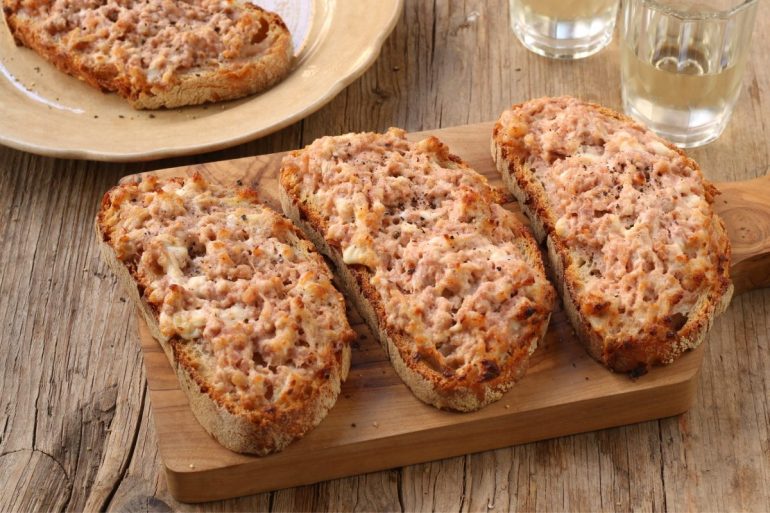 Bruschette con salsiccia e stracchino