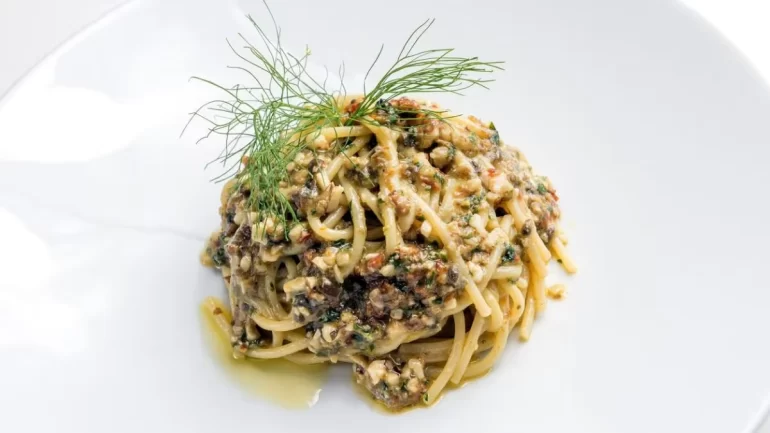 piatto di spaghetti alle noci